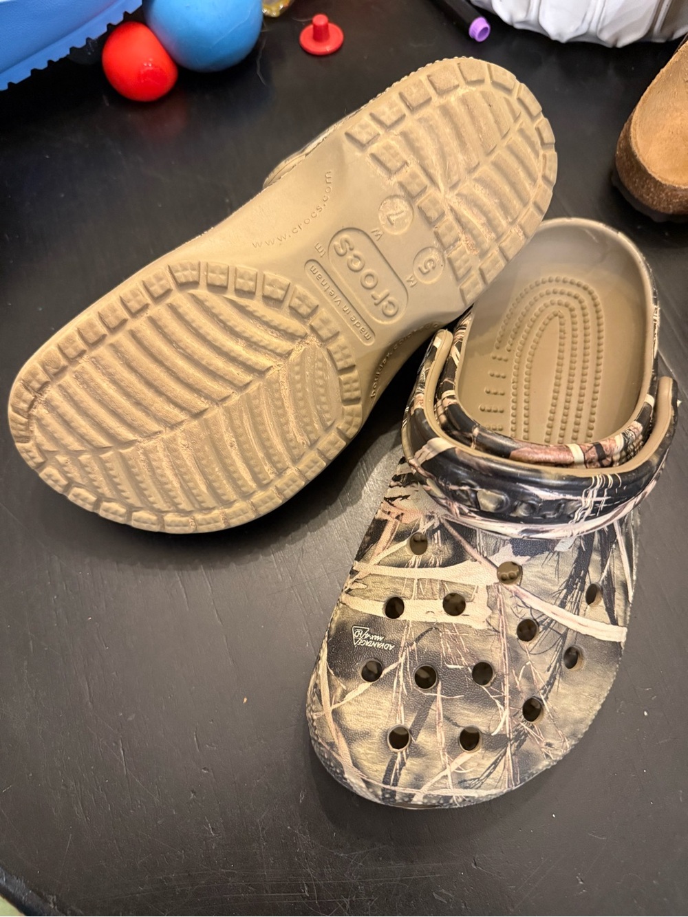 CROCS Classic Clog in Realtree-Style Camo (Tan & Black) - Picture 2 of 2